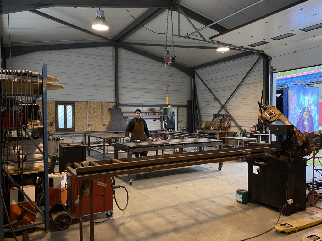 Julien Maliet dans l'atelier métal de Zaï